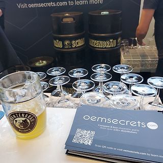 Gläser, Bierfass und Visitenkarte von oemsecrets.com