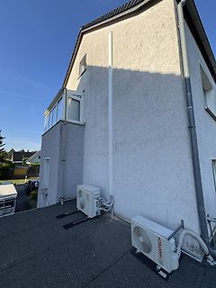 Außeneinheiten von Wärmepumpen an Hauswand