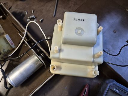 Elektronikbauteile und Kondensatoren auf Werkstattuntergrund