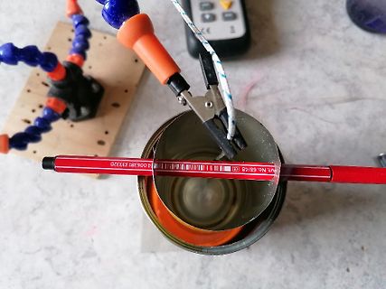 Messaufbau mit Krokodilklemme und Stift als Maßstab