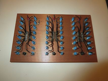 Aufbau auf Lochrasterplatine mit blauen Bauteilen
