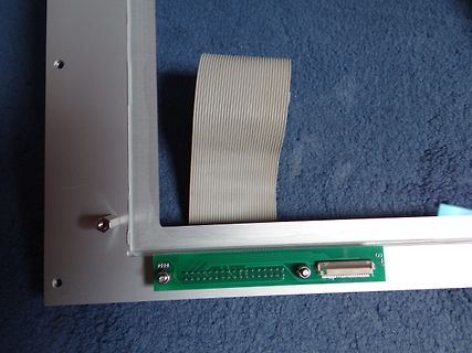 Leiterplatte mit Flachbandkabel und Metallrahmen