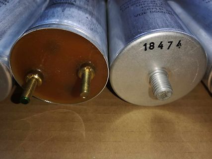 Elektrolytkondensatoren mit Typenbezeichnung