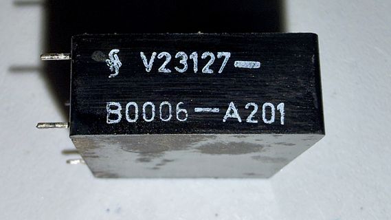 Elektronikbauteil mit Typenbezeichnung