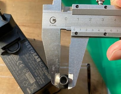 Messung des Steckers eines Netzteils mit Messschieber