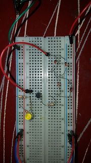 Aufbau auf einem Breadboard mit Widerständen und Bauteilen