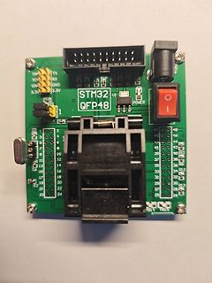 Grüne Leiterplatte mit STM32 QFP48 Adapter und Anschlussbuchsen