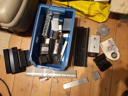 Verschiedene Aluminium-Kühlkörper auf Holzuntergrund