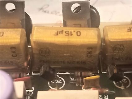 Nahaufnahme von Elektrolytkondensatoren auf einer Leiterplatte