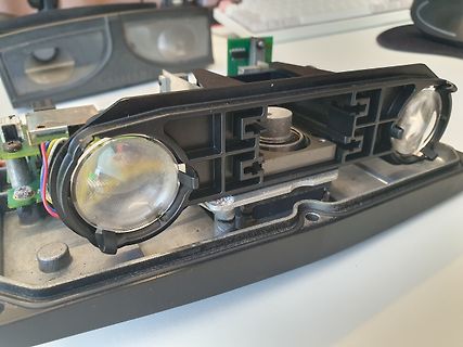 Zerlegter Scheinwerfer mit zwei Linsen
