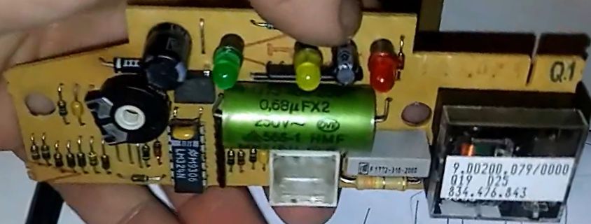 Foto einer Leiterplatte mit elektronischen Bauteilen