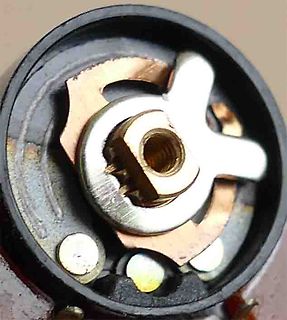 Nahaufnahme eines metallischen Bauteils in einer runden Fassung