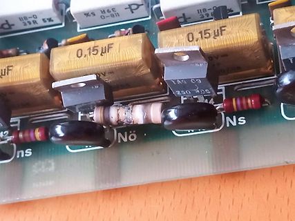 Nahaufnahme von Elektrolytkondensatoren und Widerständen auf Leiterplatte