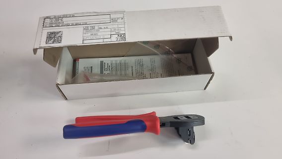 Crimpzange und Verpackung einer Werkzeugkomponente