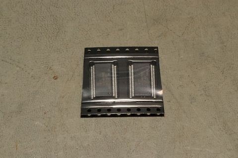 Zwei Mikroprozessor-Sockel auf einer Leiterplatte