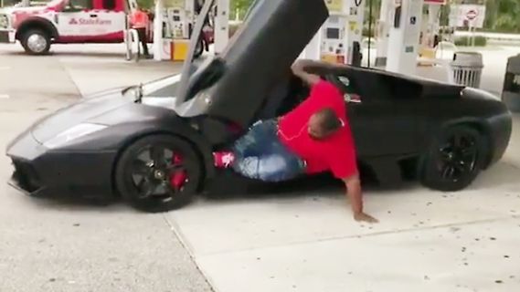 Mann fällt in ein schwarzes Auto