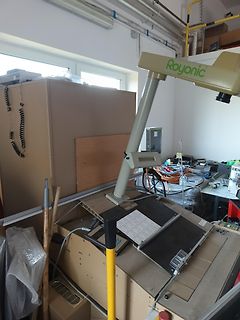 Werkstatt mit Mikroskop und Messaufbau
