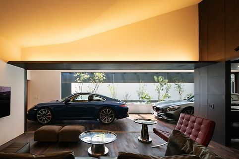 Luxusgarage mit Sportwagen und Wohnbereich
