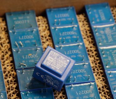 Blaue Transformatoren auf Unterlage