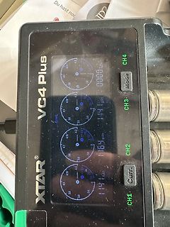 XTAR VC4 Plus Batterieladegerät Display