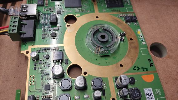 Nahaufnahme einer grünen Leiterplatte mit elektronischen Bauteilen