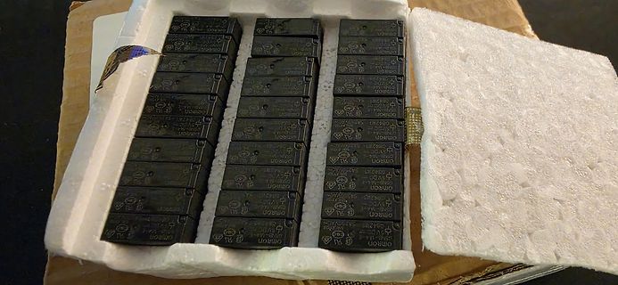 Omron Relais in Styroporverpackung