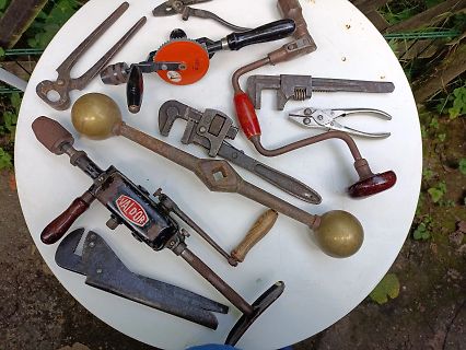 Verschiedene alte Werkzeuge auf weißem Tisch