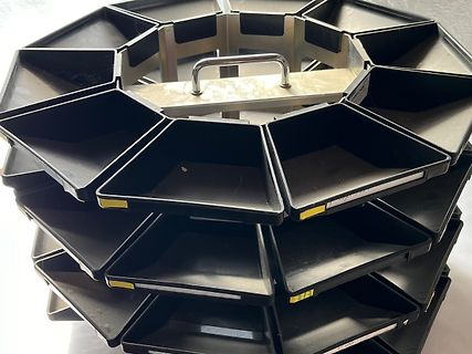 Mehrstöckiges Bauteilregal aus Kunststoff