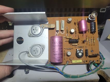 Bestückte Leiterplatte mit Kühlkörper und Elektrolytkondensatoren