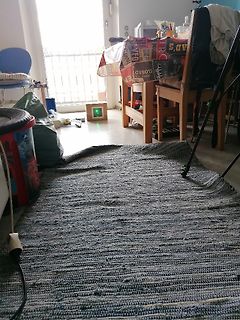 Werkstatt mit Teppich und Tisch