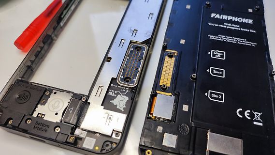 Innenansicht eines Fairphone 2 Smartphones