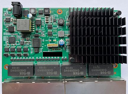 Bestückte grüne Leiterplatte mit Kühlkörper und Speicherchips