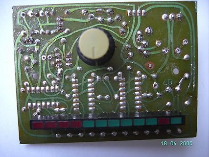 Foto einer Leiterplatte mit Elektrolytkondensator und LED-Anzeige