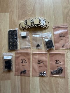 Elektronikbauteile in Plastikbeuteln auf Holzboden