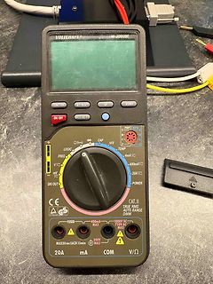 Digitalmultimeter auf Werkstattunterlage