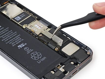 Reparatur eines Smartphones mit Pinzette