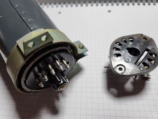 Stecker und Gegenstück eines elektrischen Anschlusses