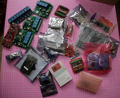 Verschiedene Mikrocontroller-Shields und Elektronikbauteile auf pinkem Untergrund