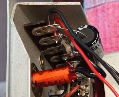 Freiluftverdrahtung in einem Metallgehäuse mit Kondensatoren