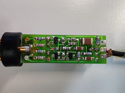 Bestückte grüne Leiterplatte mit elektronischen Bauteilen