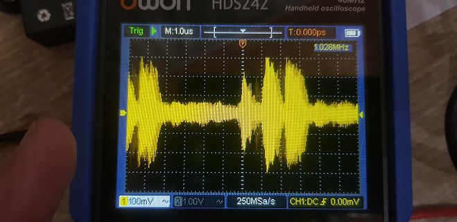 Display eines Handheld-Oszilloskops mit Signalverlauf