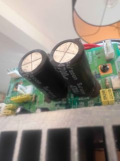 Nahaufnahme von Elektrolytkondensatoren auf einer Leiterplatte