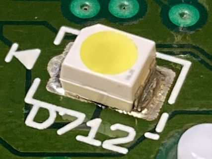 Nahaufnahme einer SMD-LED auf einer Leiterplatte