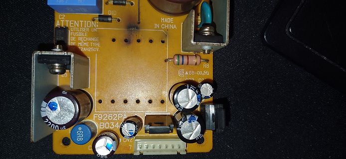 Nahaufnahme einer Leiterplatte mit Elektrolytkondensatoren