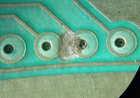 Makroaufnahme einer Leiterplatte mit Korrosion oder Verschmutzung