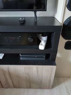 Unterhaltungselektronik in einem TV-Lowboard