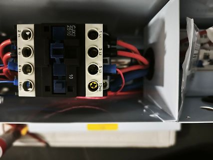 Schütz oder Leistungsrelais in einem Schaltschrank