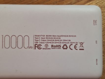 Rückseite einer Powerbank mit technischen Daten