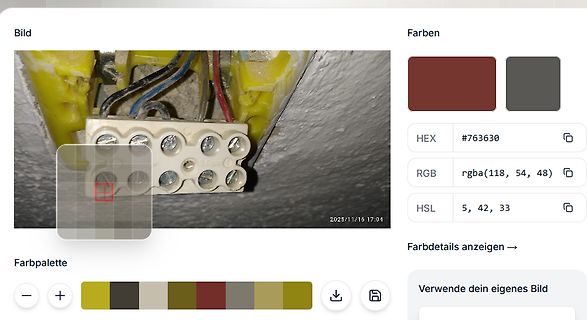 Nahaufnahme einer elektrischen Klemme mit Kabeln