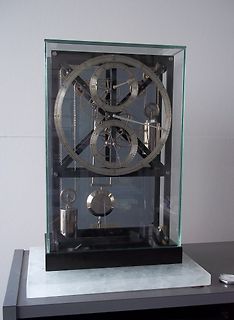 Mechanische Uhr in Glasvitrine
